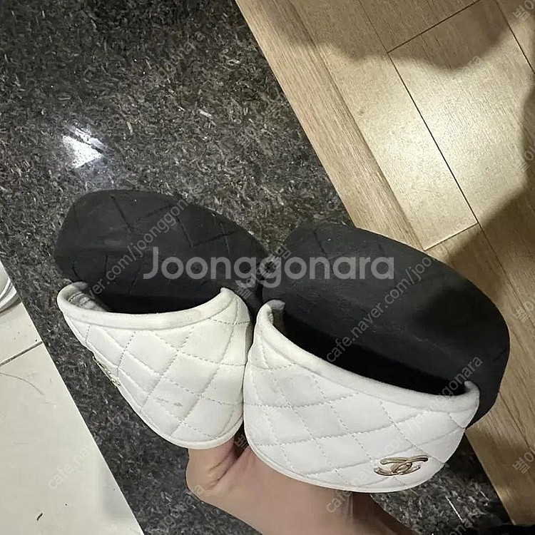 정품 샤넬 22시즌 퀼팅 샴페인 골드 슬리퍼 샌들 여자--4